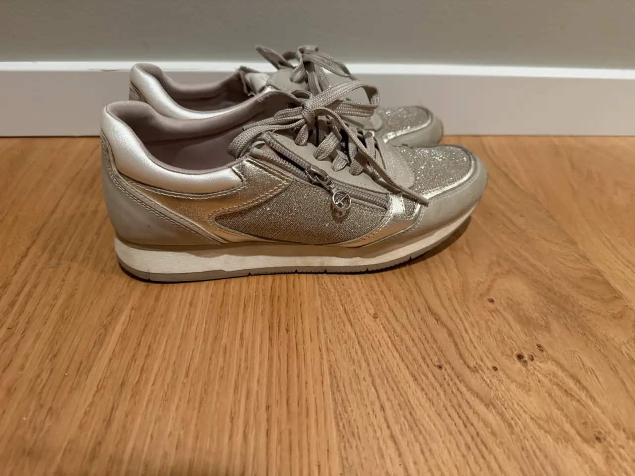 Billede 2 - Tamaris beige/guld sneakers