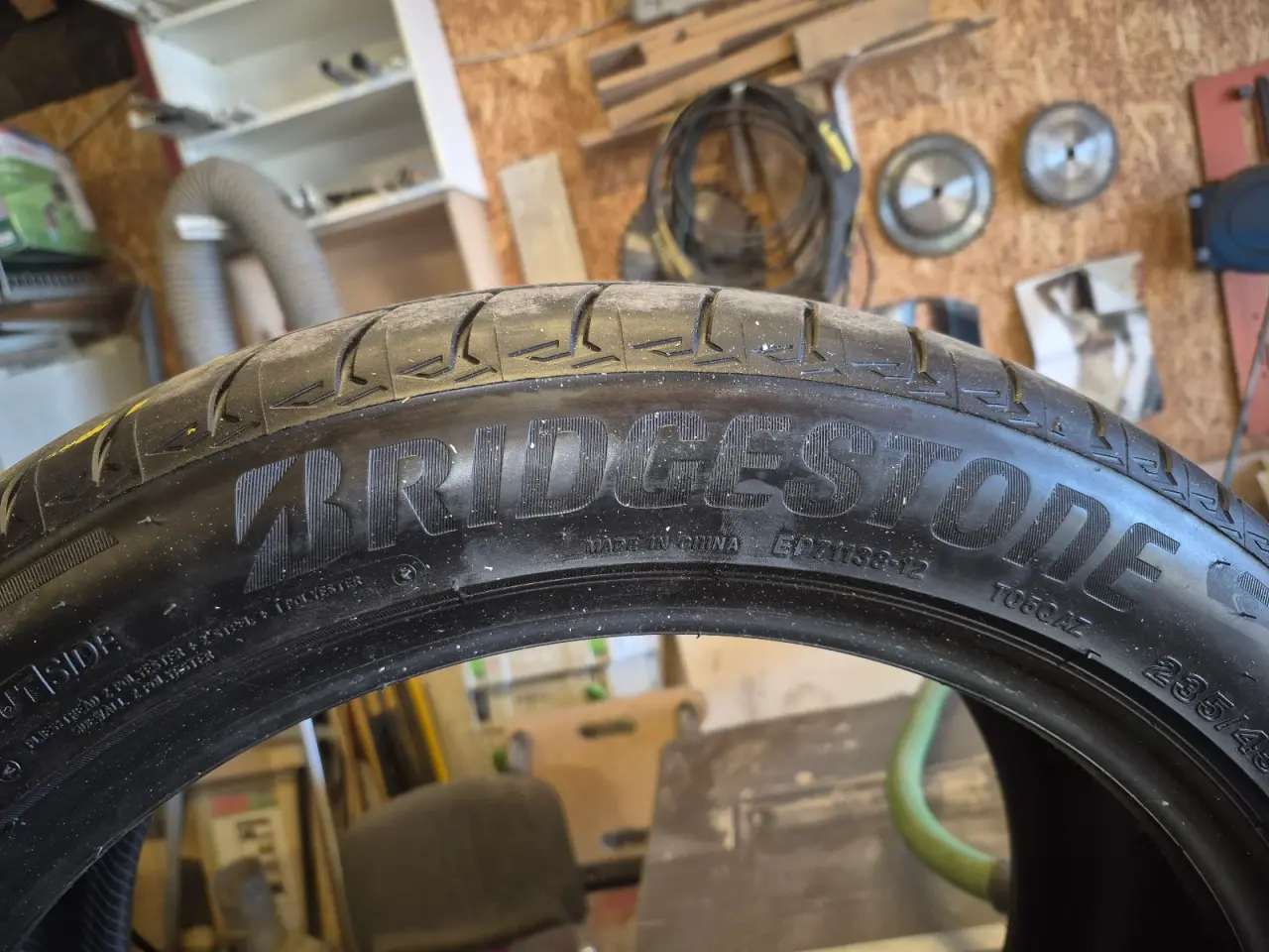 Billede 2 - Bridgestone 235/45 28