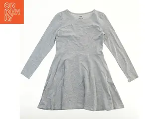 Grå langærmet kjole fra H&M (str. 134)