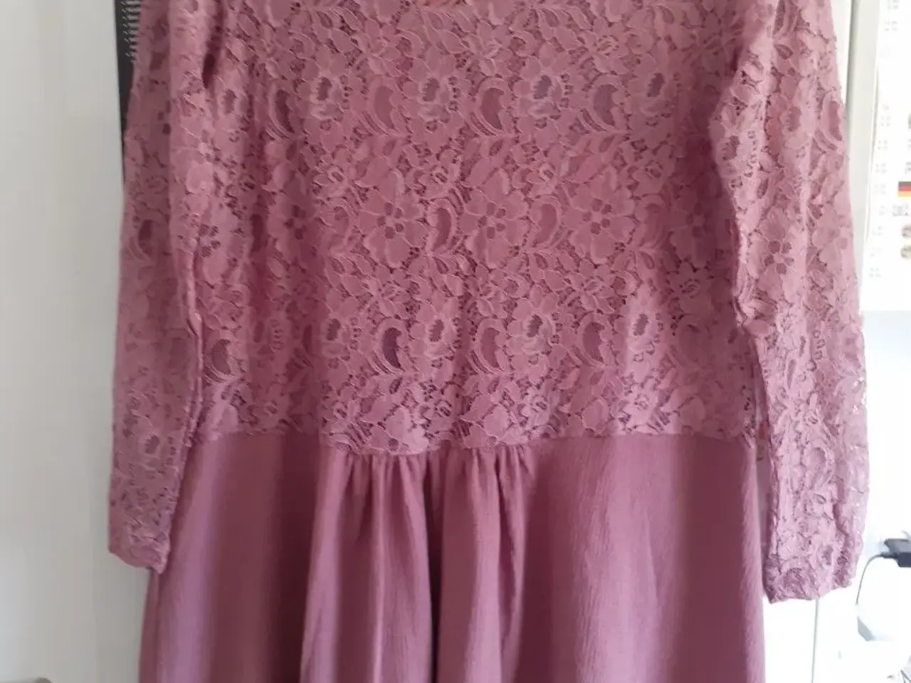 Billede 2 - Kjole, str. 34/36, rosa, med søde blonder.
