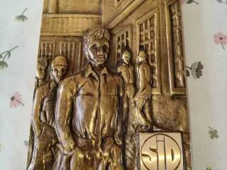 super flot relief af fabrik arbejder med SID logo