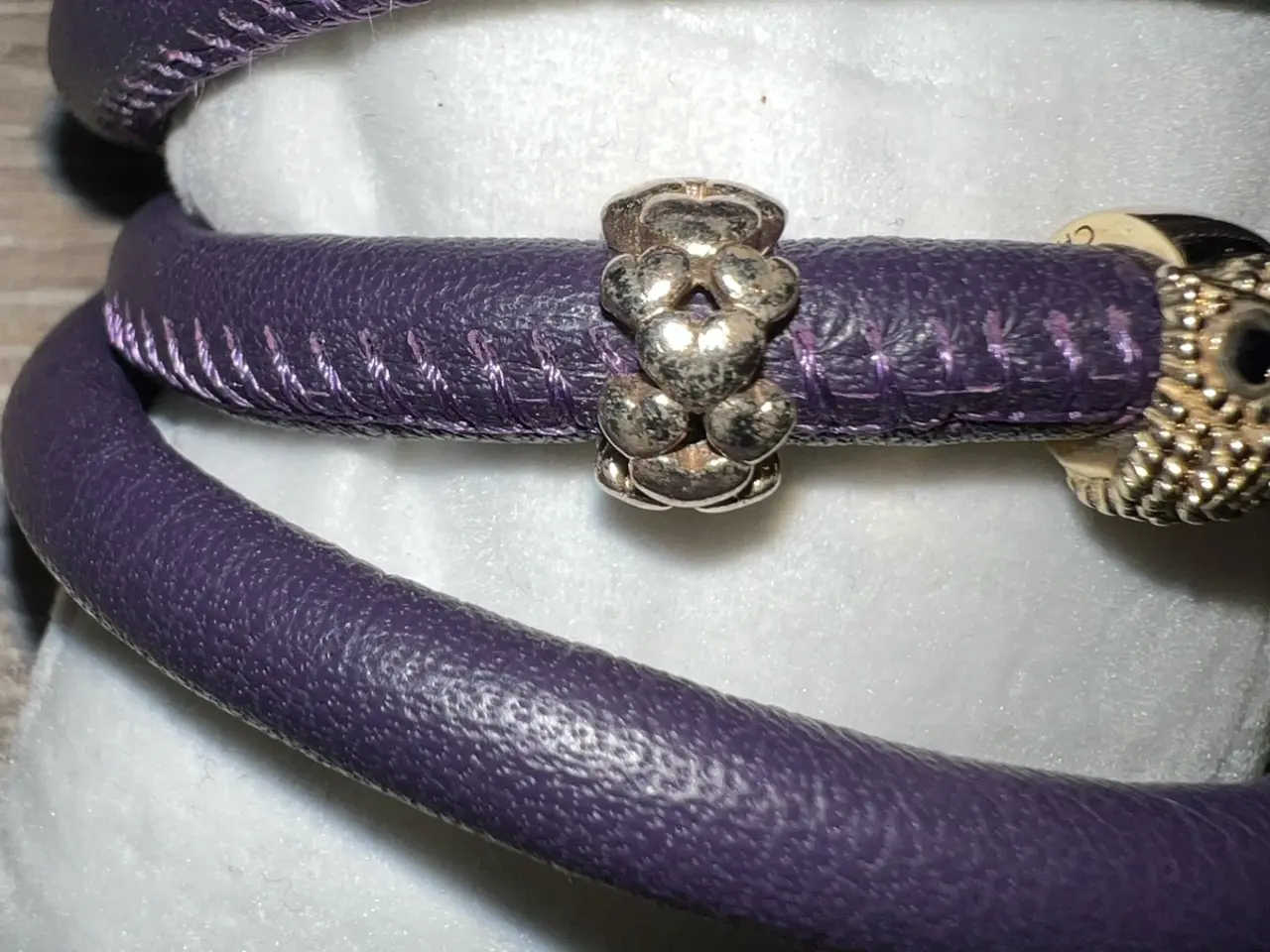 Billede 4 - Læderarmbånd og charms