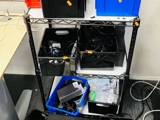 Trådreol m. indhold - Div. Kabler, Netgear Switch m.m.