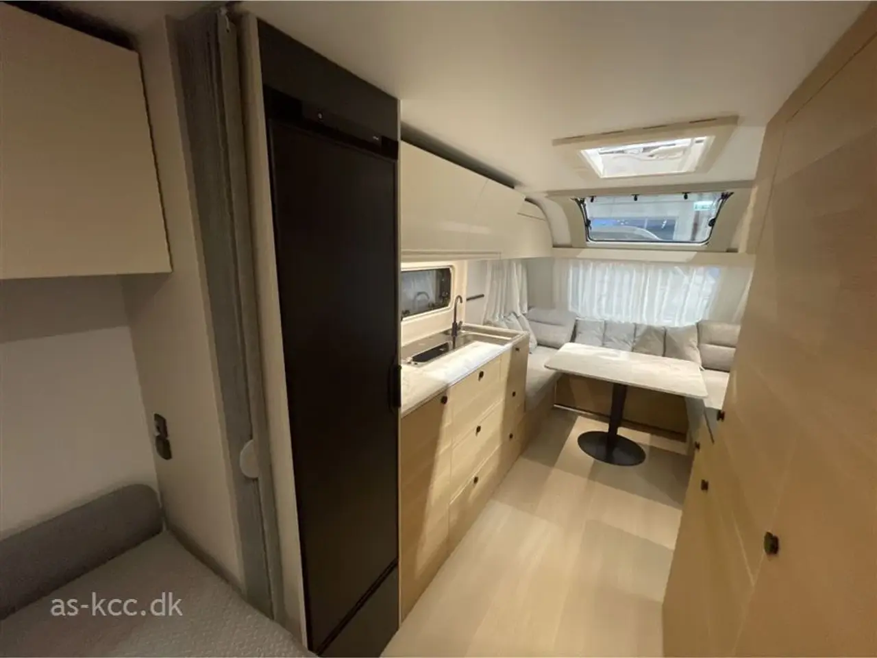 Billede 5 - 2026 - Adria Adora 663 UT Alde   Adria Adora 663 UT årg. 2026 4 sovepladser, 5 siddepladser, (Alde centralvarme ATC, Sengebetræk, Gaskasse opbevaring kr. 31.574,- lagt i prisen)