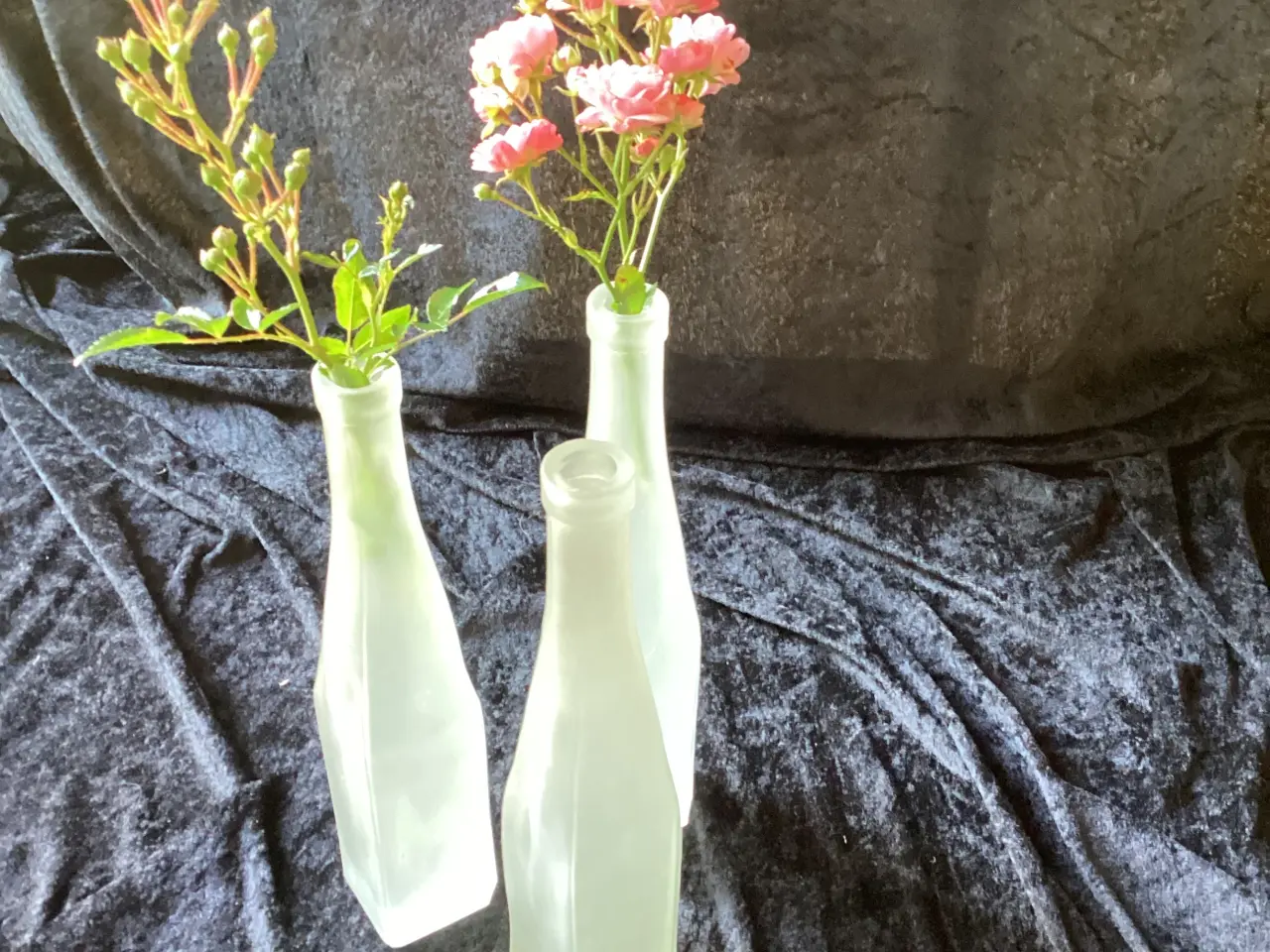Billede 2 - Matterede hvid glasflasker/vaser til en blomst