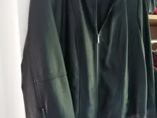 Kort skin jakke. Passer til bukser, kjoler og 1 ne