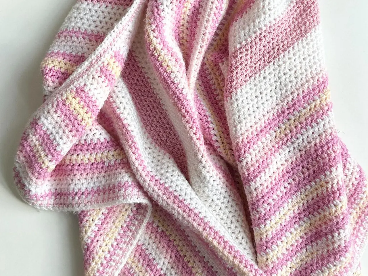 Billede 4 - Hæklet barnevognstæppe, rosa/hvid/gul