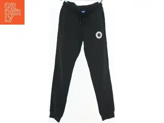 Sort joggingbukser med logo fra Jack & Jones (str. 140)