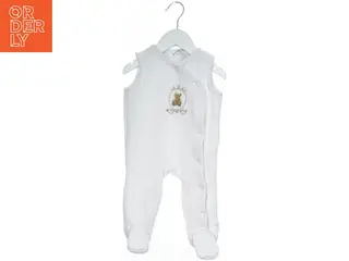 Hvid heldragt til baby med bamsemotiver fra Rock A Bye Baby (str. 74)
