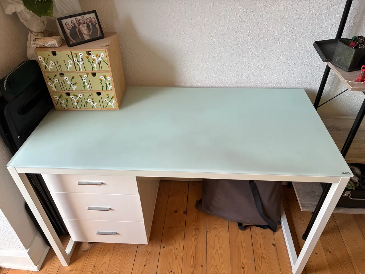 Billede 2 - Skrivebord med glasbordplade og hvide ben 