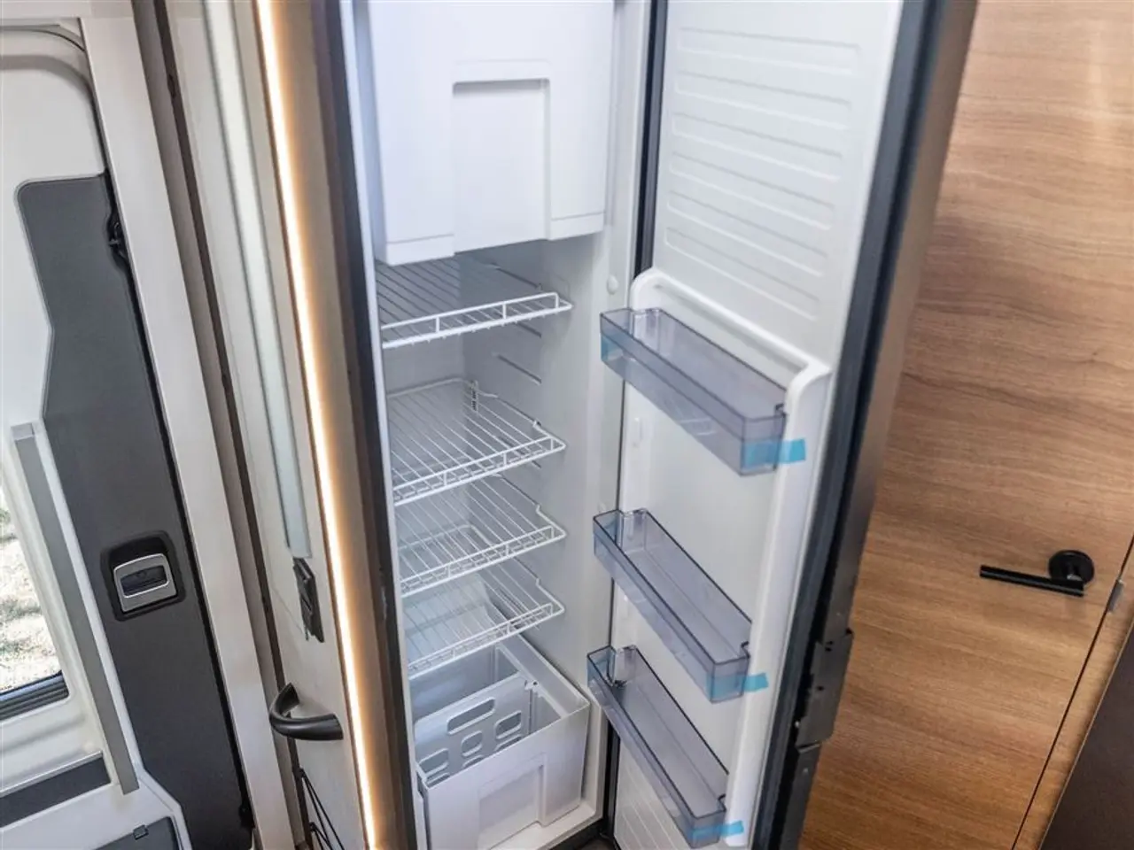 Billede 13 - 2027 - Benimar Yrteo 885 Stort badeværelse og face-to-face
