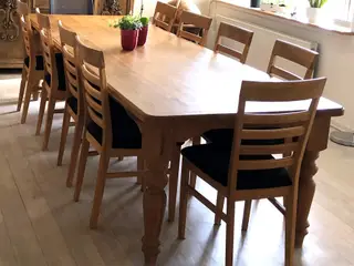 Spisebord med plads til 12 personer