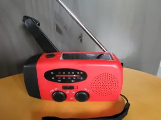 3-i-1 Nødradio med solceller, powerbank, håndsving