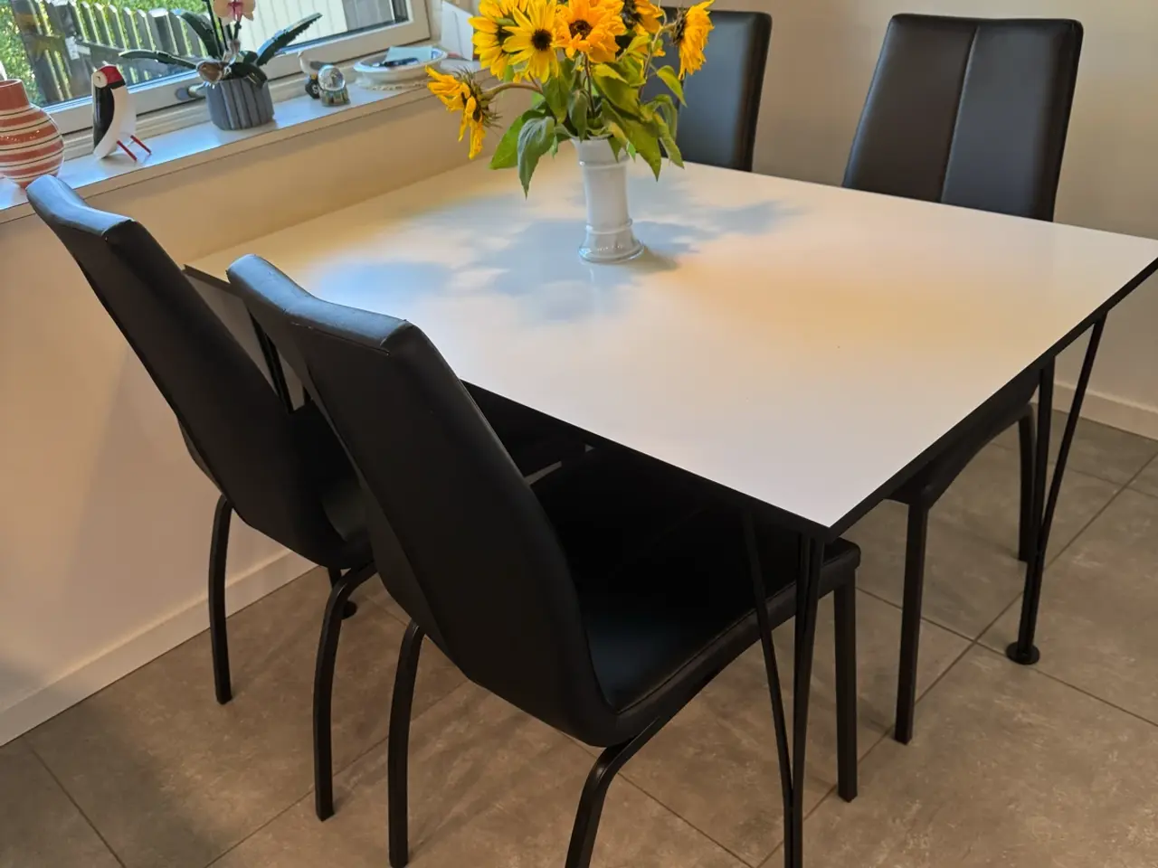 Billede 1 - Køkkenbord og stole 