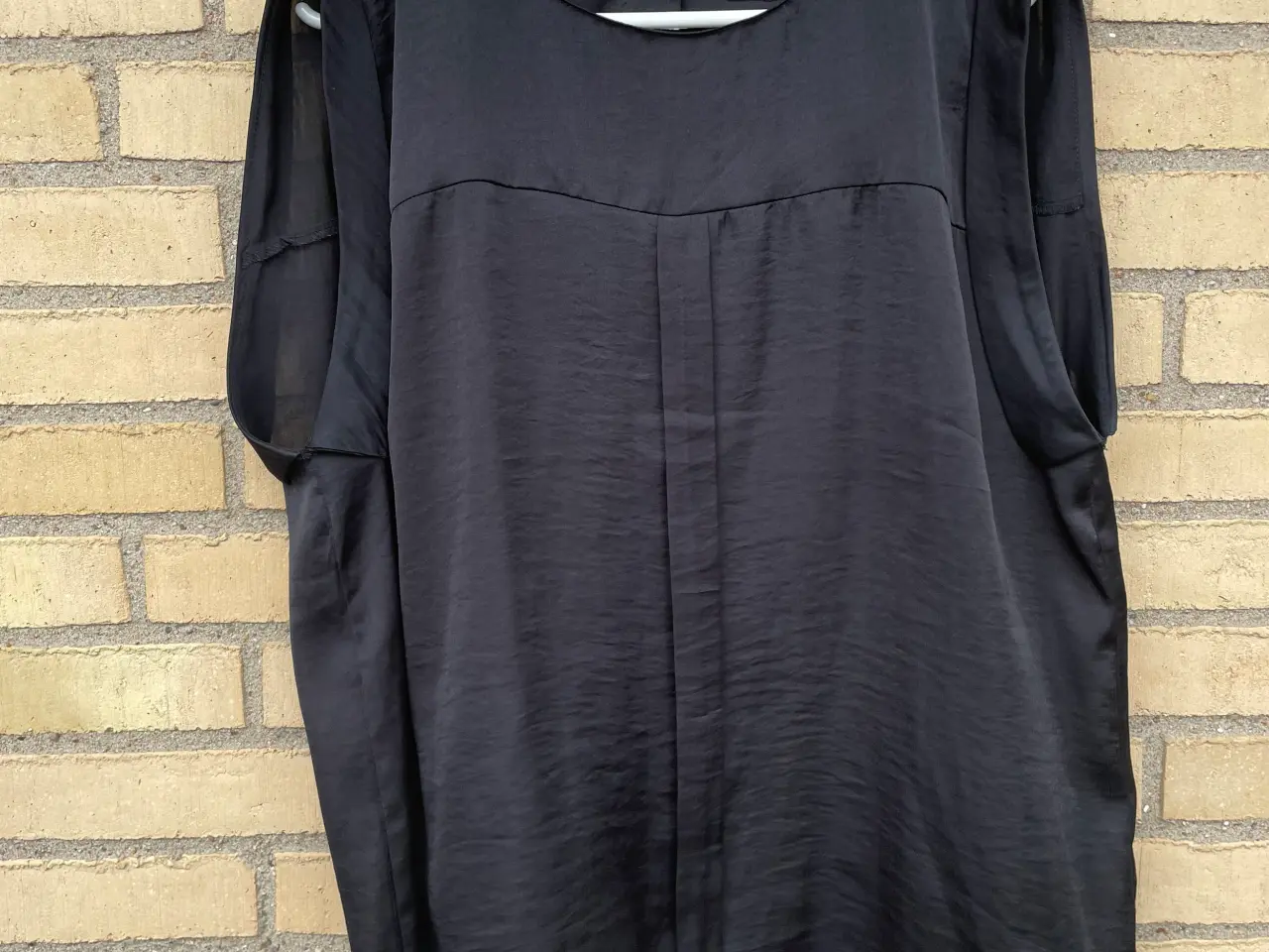 Billede 1 - NEDSAT Sort Asos top med meget kort ærme, str. 46