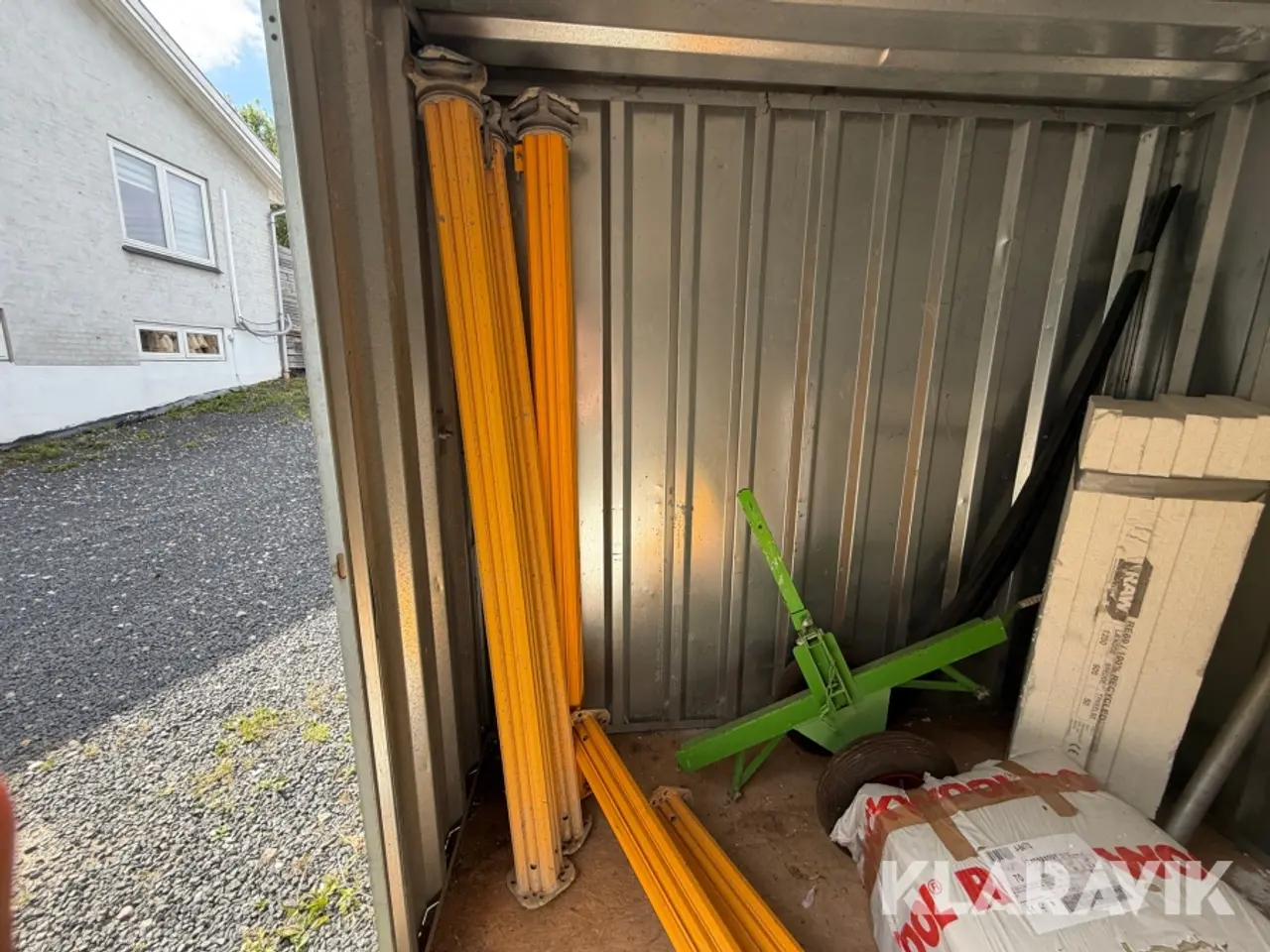 Billede 8 - Blikskur med indhold og container låsebom