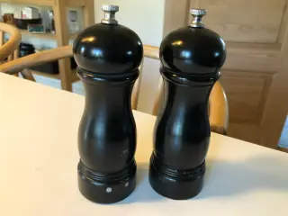Salt og peber kværn i sort træ.