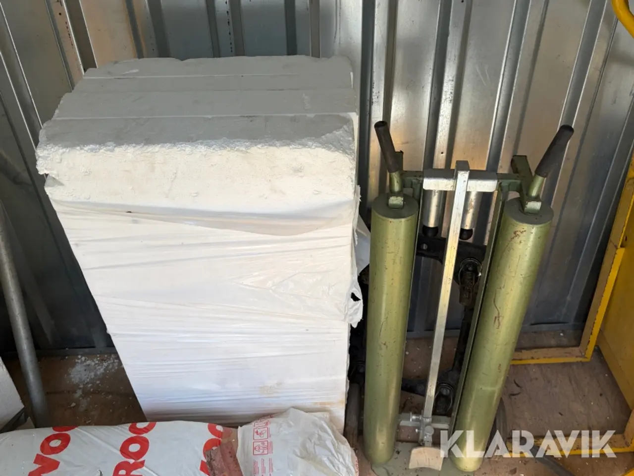 Billede 11 - Blikskur med indhold og container låsebom