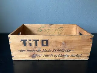 Gammel trækasse med TIT og TITO skocreme tryk