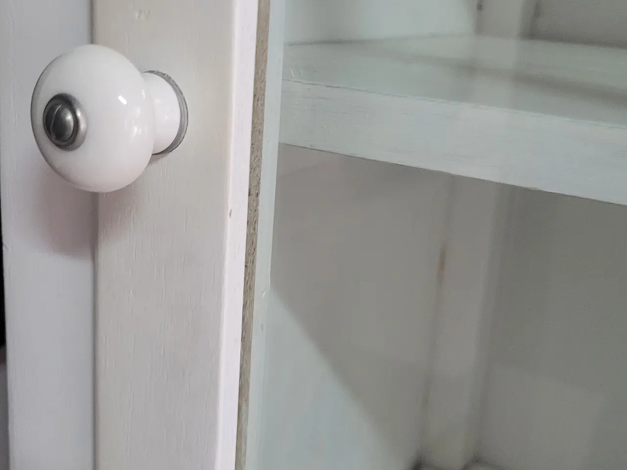 Billede 6 - Hvidt vitrineskab med glas og krydser