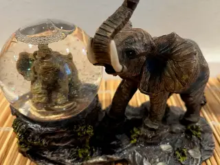 Flot & massiv elefant-figur med snekugle - perfekt