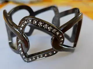 Armring med små smukke sten