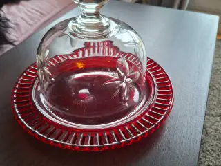 Smuk kage/oste-klokke i klar glas m.rød bund