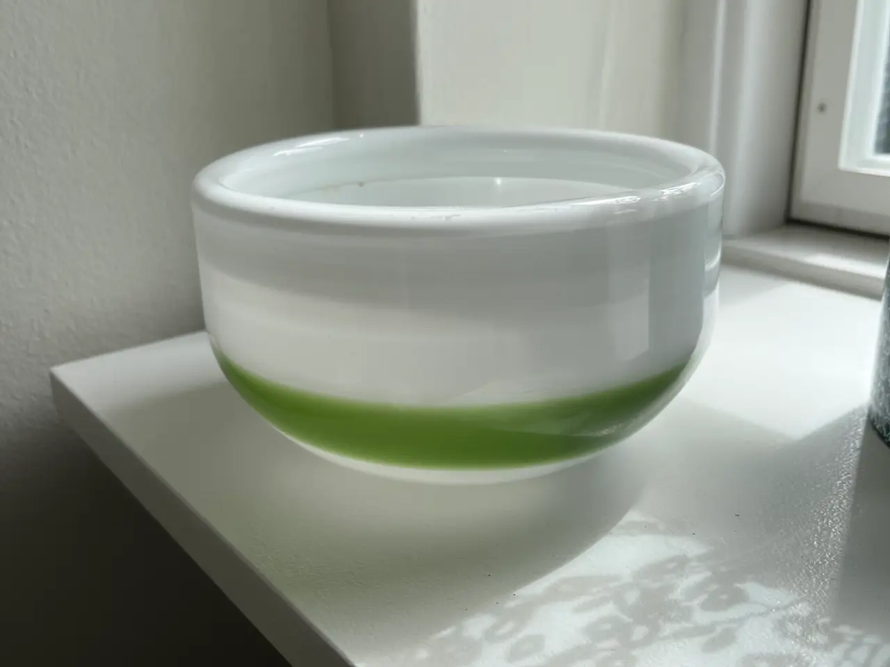 Billede 1 - Glas skål opalhvid med grønt 
