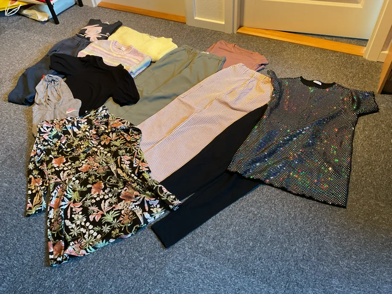 Billede 1 - Tøjpakke til pige 8-12 år.