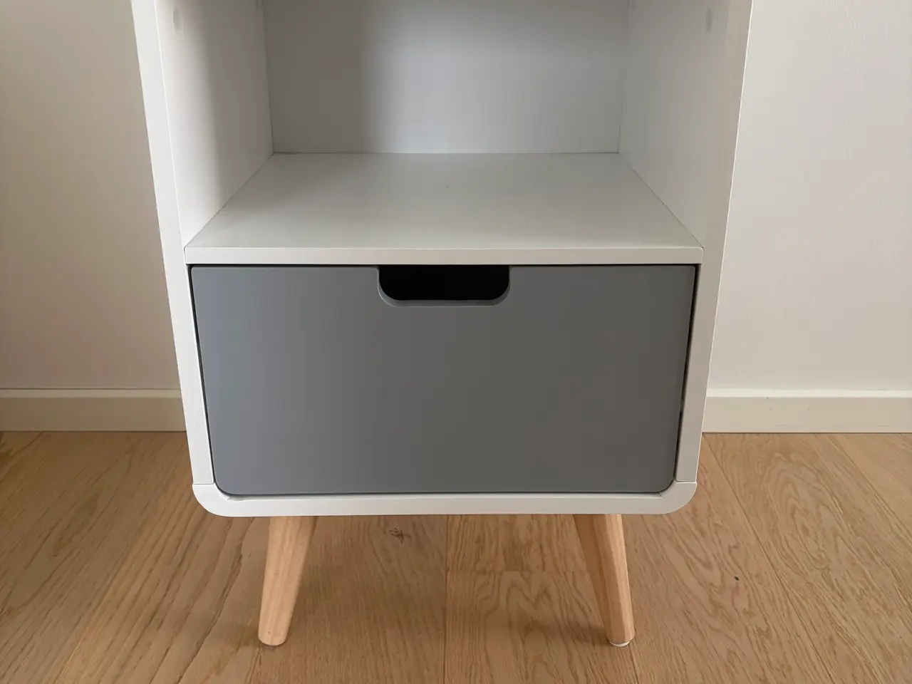 Billede 1 - Sengebord med skuffe og hylde 