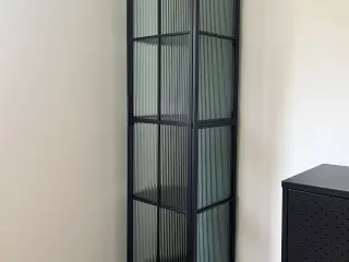 Vitrineskab sort metal og riflet glas 180 cm højt