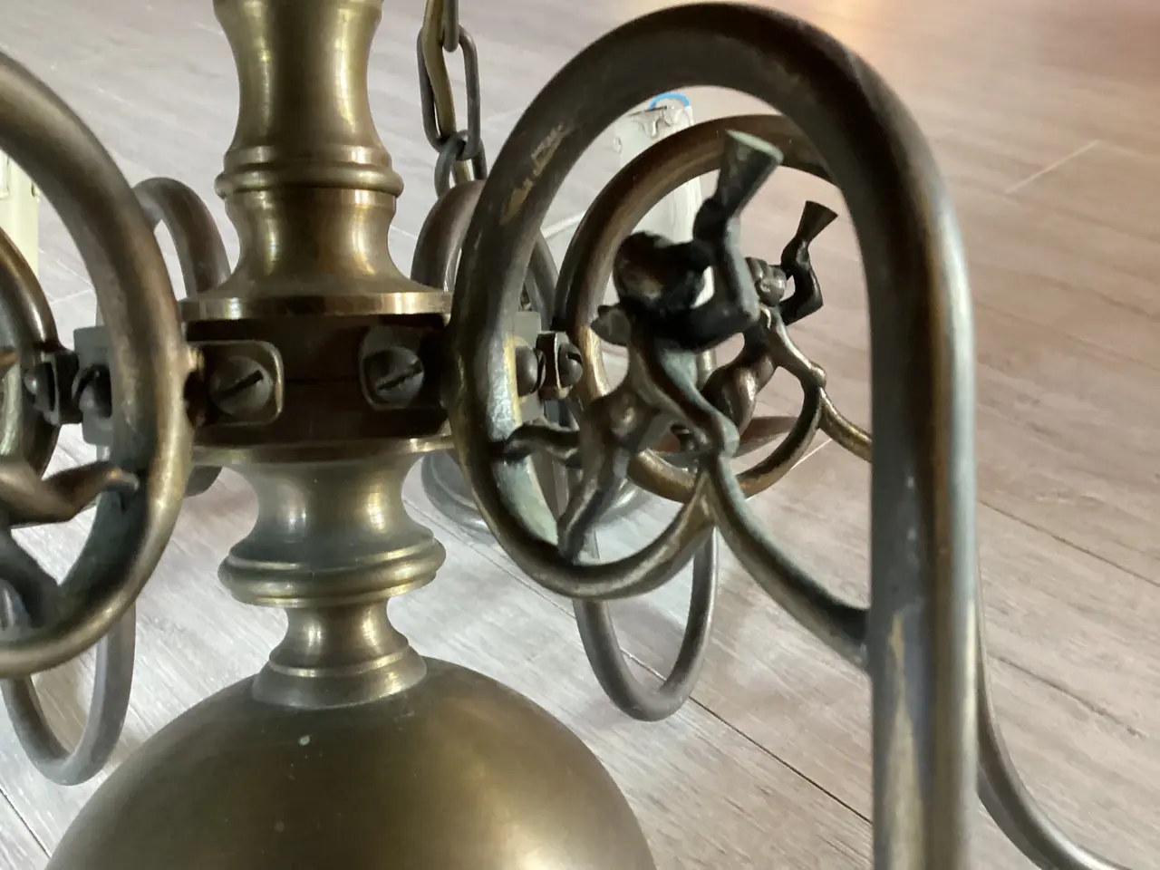 Billede 2 - 6 armet kirkekrone i bruneret messing