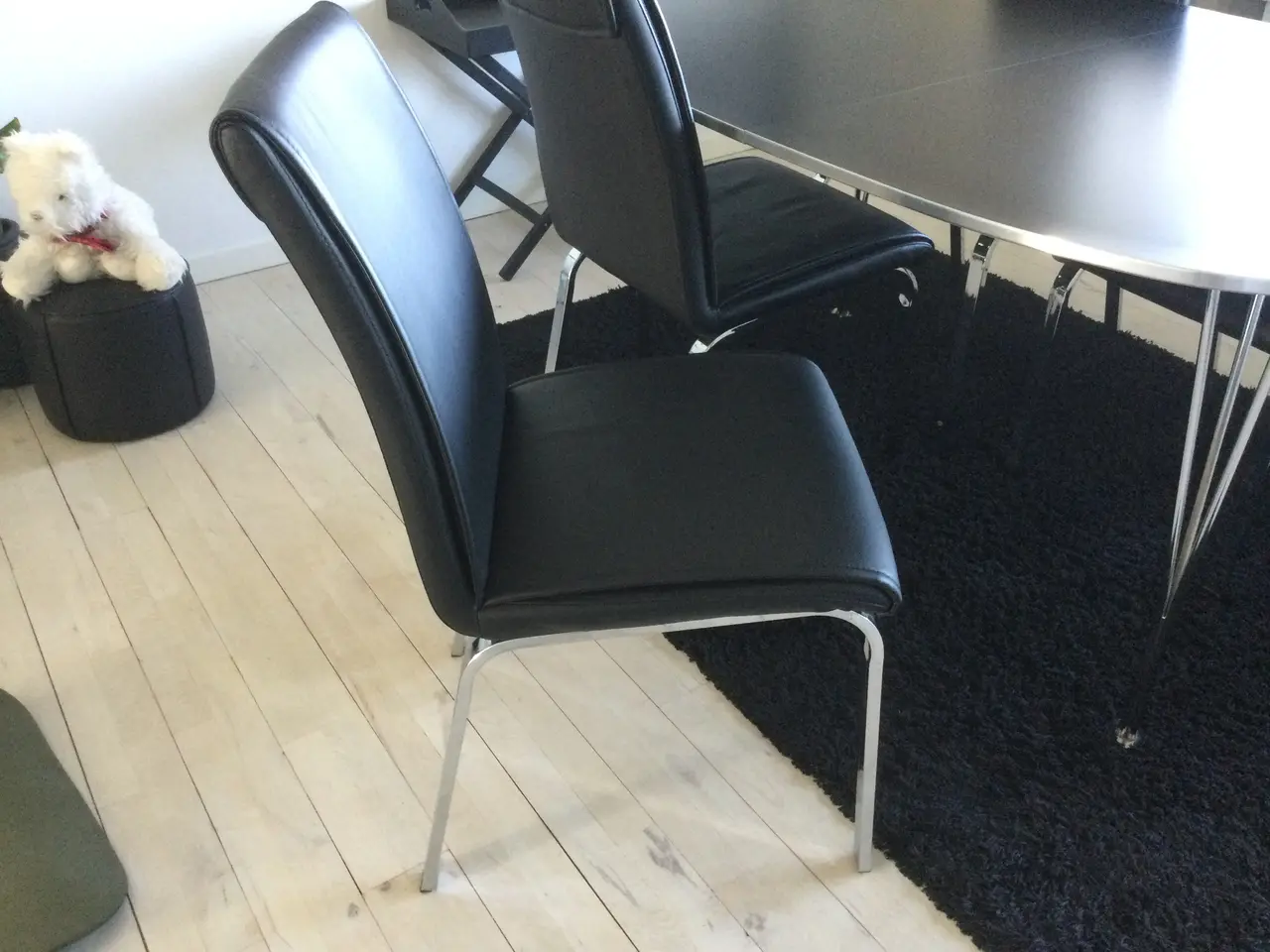 Billede 2 - Spisebord og 4 sorte spisestole