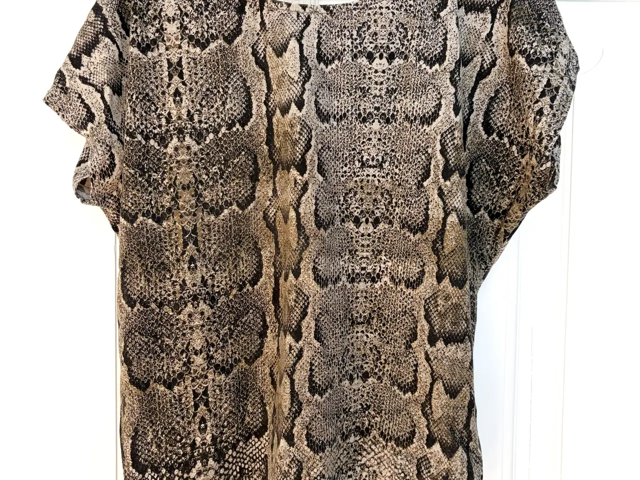 Billede 2 - Fin t-shirt med slange-print.