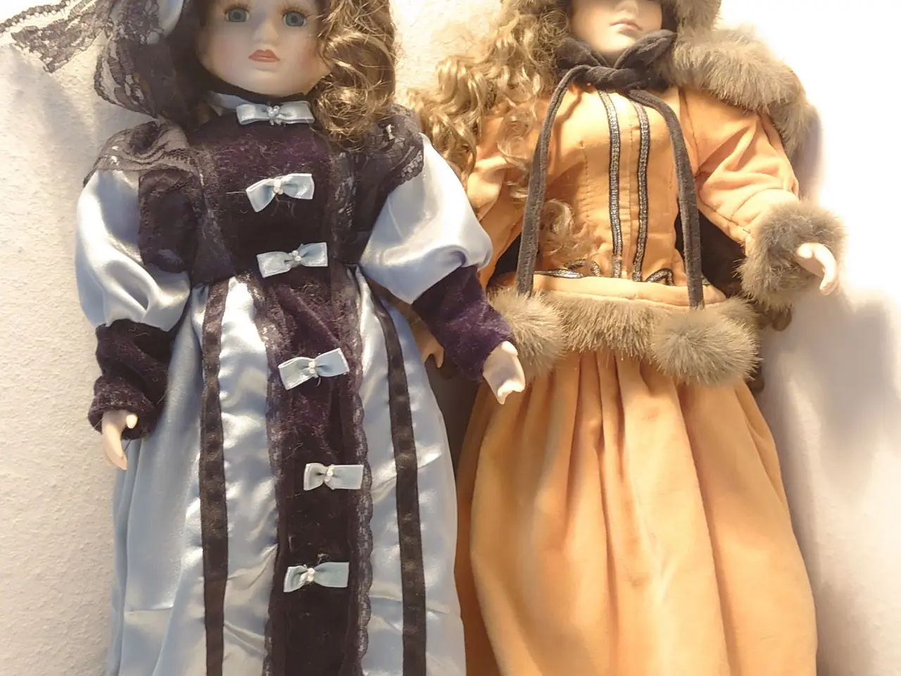 Billede 1 - 2 stk vintage porcelænsdukker på stativ.