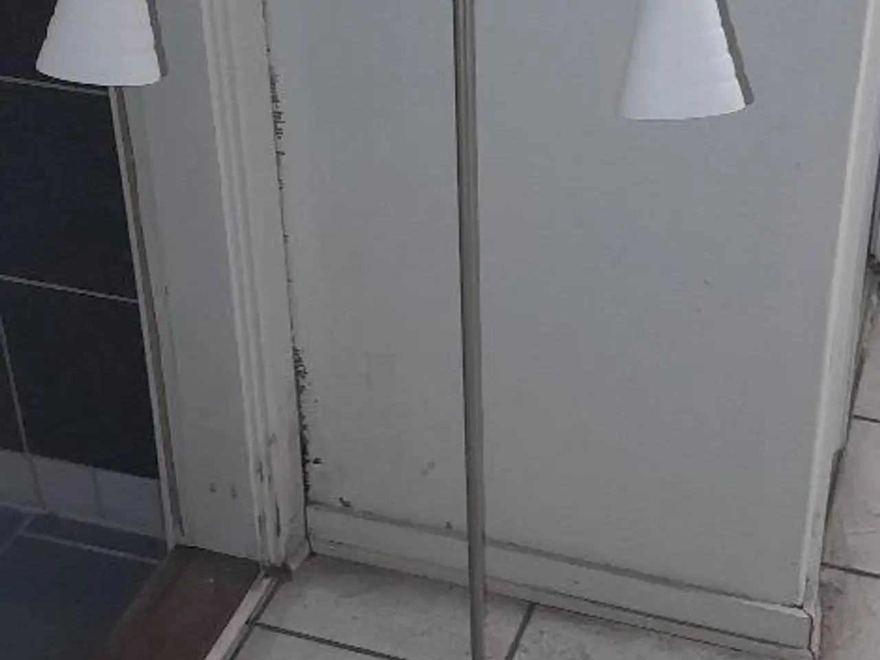 Billede 3 - Flot standerlampe med hvide glasskærme