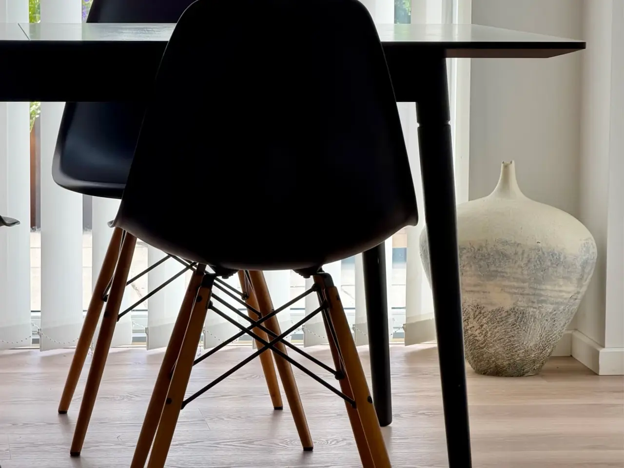 Billede 13 - Vitra Eames spisebordsstole DSW sort plast med træ