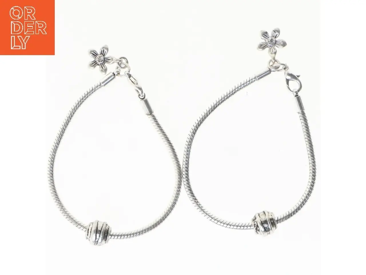 Billede 1 - To armbånd med blomstervedhæng (str. 2 stk 17,5 cm)