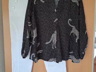 Bukser og skjortebluse