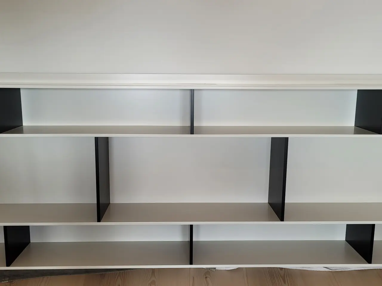 Billede 1 - Reol i sort- og hvidmalet MDF