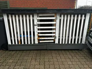 Stor isoleret hundehus til salg