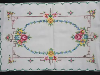 Lille løber / serviet med broderede roser