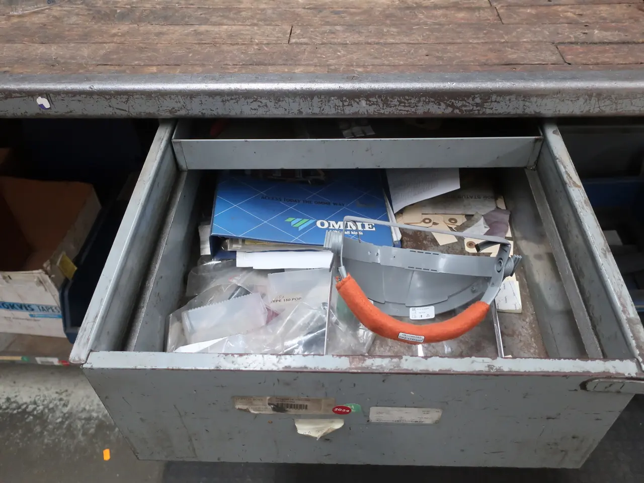 Billede 16 - Arbejdsbord med indhold