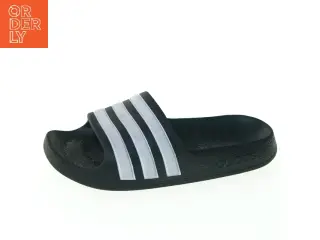 Badetøfler fra Adidas (str. 28)