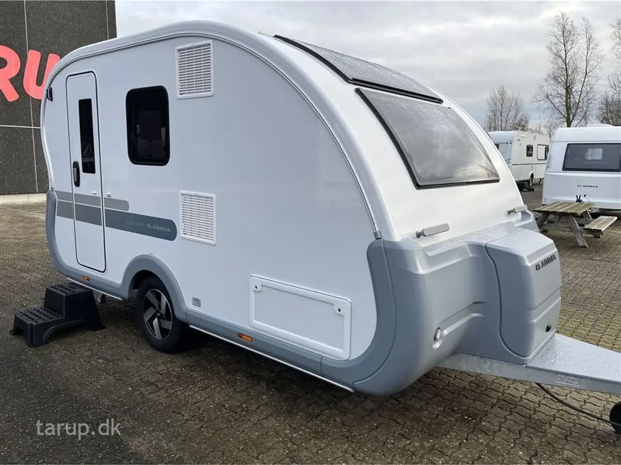 Billede 1 - 2026 - Adria Action 391 PD   Tværstillet dobbeltseng, L-siddegruppe, LED-kanallys, TV-holder,  XL-aksel, alufælge, stort køleskab, el-gulv-varme, Truma Combi 4