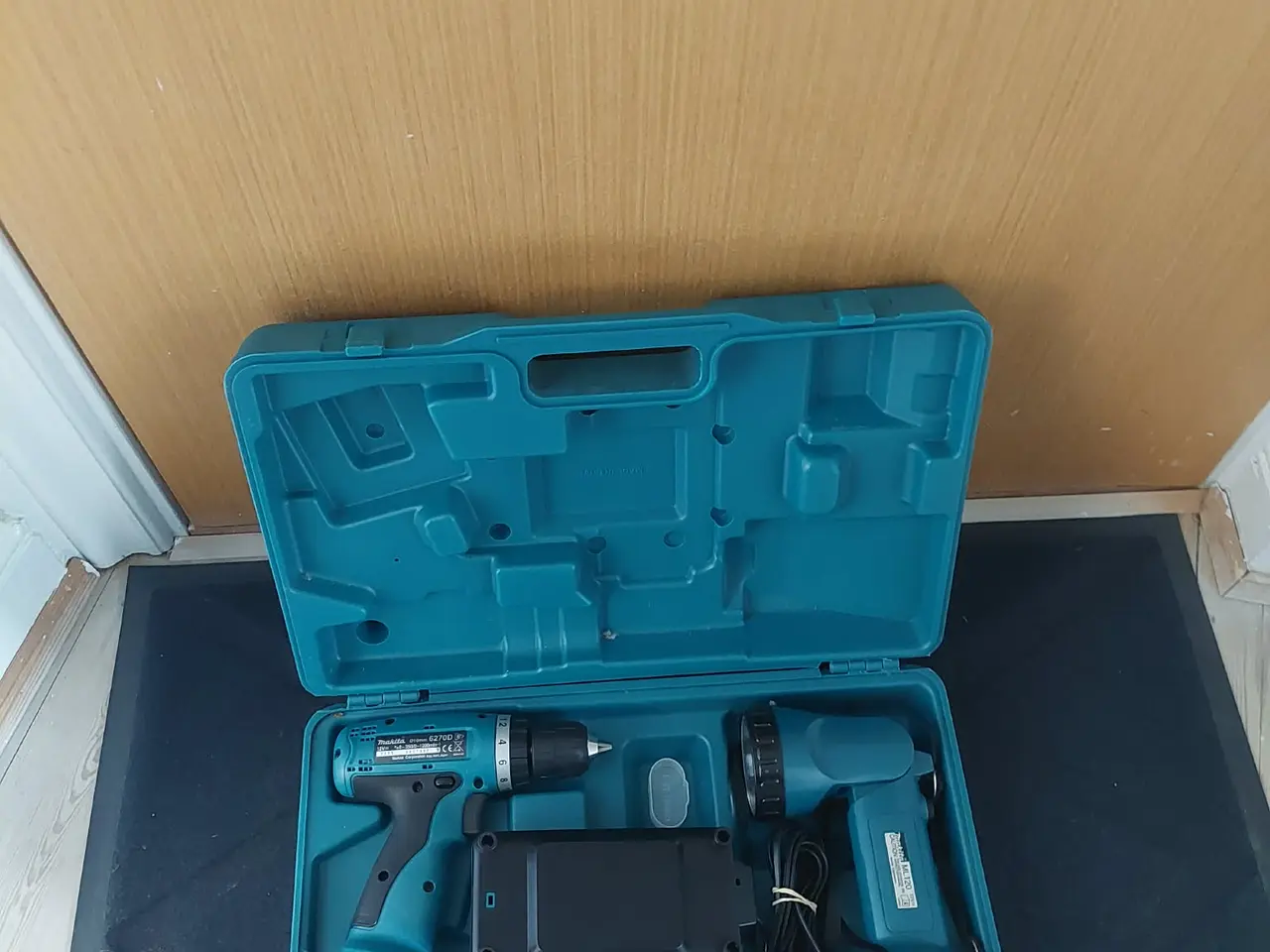 Billede 4 - Makita akku-boremaskinesæt med oplader, lygte og k