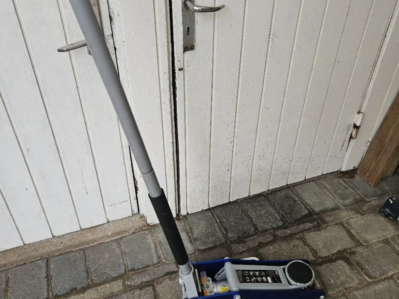 Billede 2 - Garagedonkraft-lille handy,