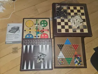 Træ brætspil og selvskabt spil 