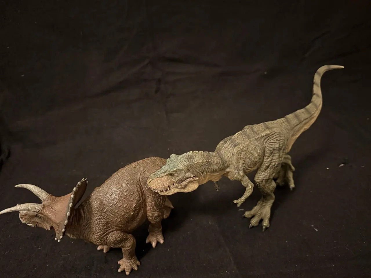 Billede 2 - Dinosaurfigurer – T-rex og triceratops (2 stk.)
