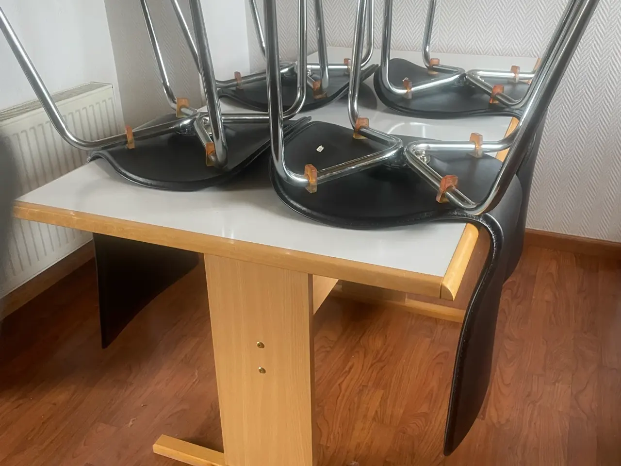 Billede 1 - Spisebord med stole